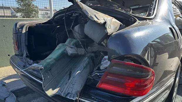 Otomobil bariyere saplandı, 2 kişi ağır yaralandı