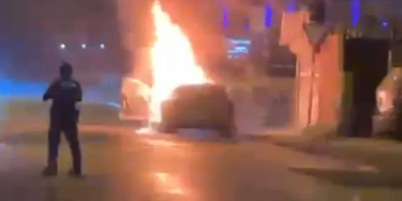 Park halindeki otomobil alev topuna döndü