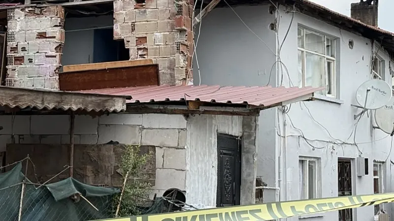 Sakarya’da kanlı ziyaret: Çocuklarının evine gelen kadın eski eşi tarafından silahla vuruldu!