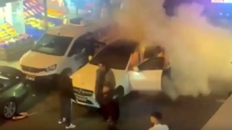 Şampiyonluk kutlamalarında içerisinde havai fişek patlayan otomobil alev alev yandı