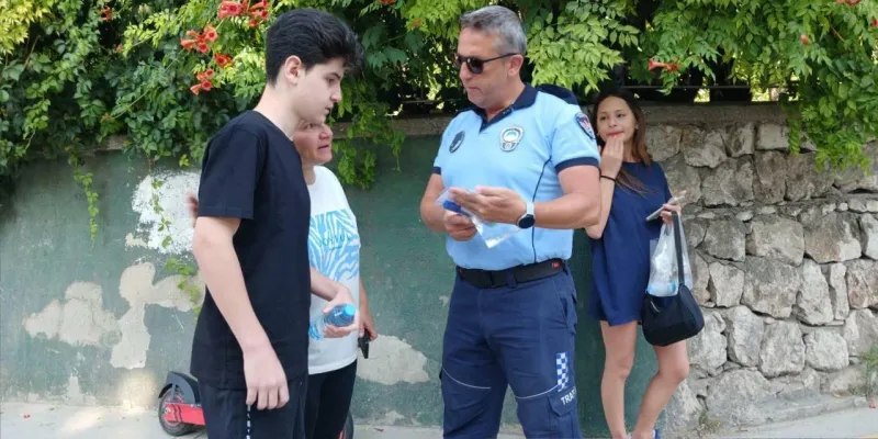 Zabıta Yetişti! LGS'ye Geç Kalanlar İçin İzmir'de Son Dakika Kurtarışı