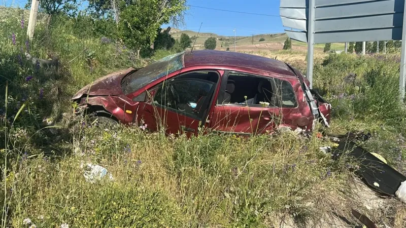 Sivas’ta otomobil şarampole düştü! 1´i ağır 3 yaralı