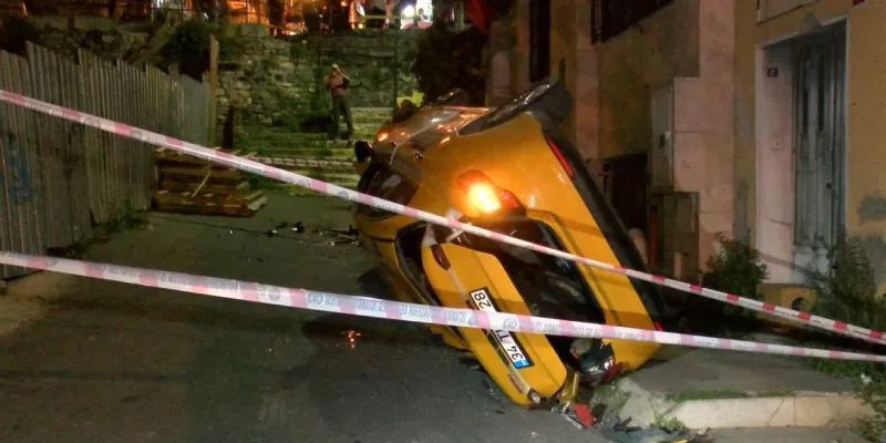 Şişli'de Taksi Uçurumu! Market Kamerası O Anları Kaydetti