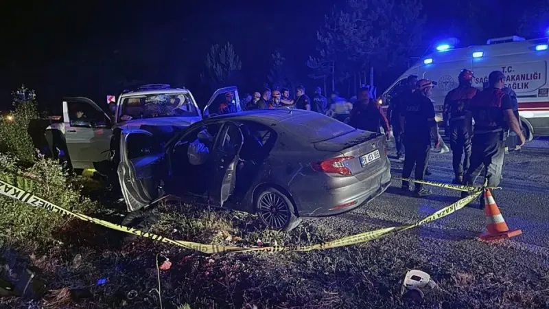 Ters şeride giren minibüs, otomobille çarpıştı: 1 ölü, 8 yaralı