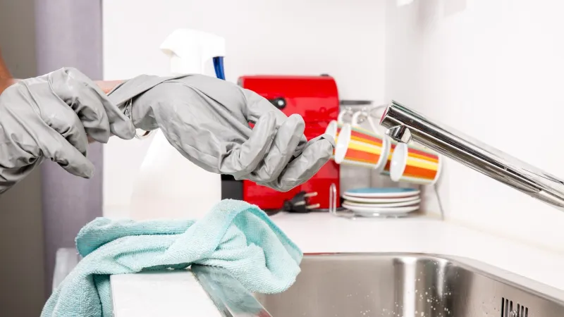 Tesisatçılar öğrenmenizi asla istemiyor! Bu yöntem tıkalı lavaboları şelaleye adeta çeviriyor