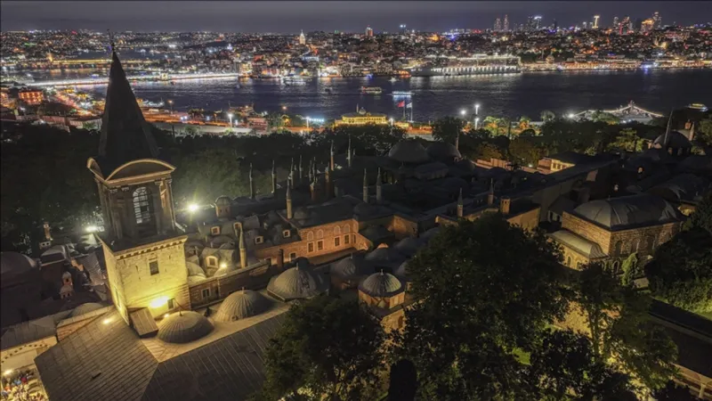 Topkapı Sarayı'nda akşam müzeciliği başladı