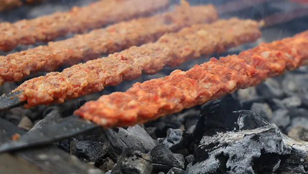 Tutsun diye içine koyuyorlar: Yediğini kebap bu şekildeyse şüphelenin...
