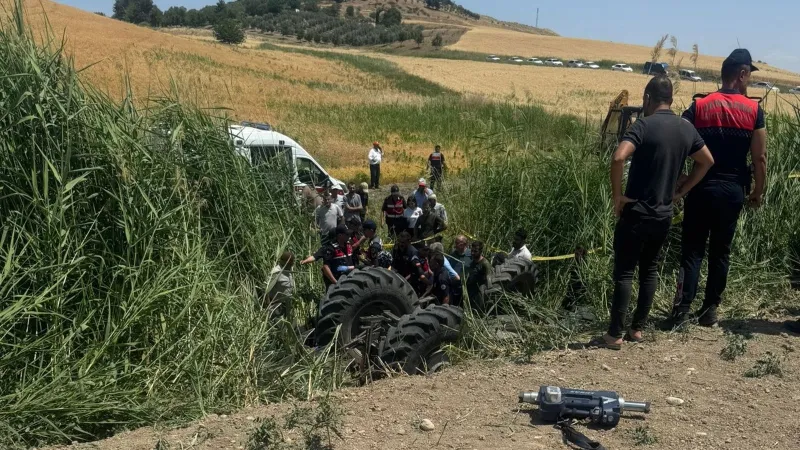 Yangını söndürmek isterken traktörün altında kaldı