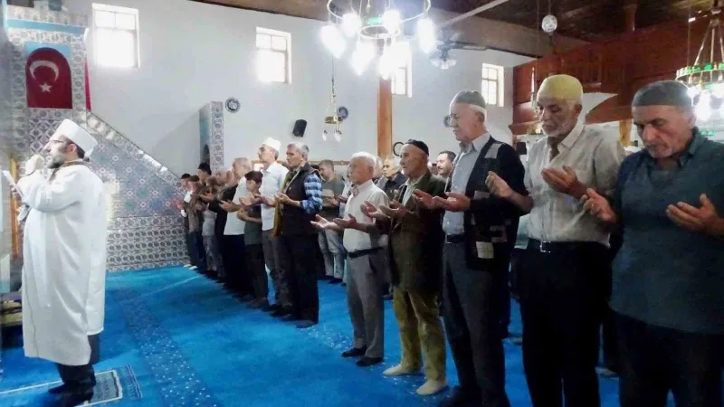 Yeniceköy’de binlerce kişinin katıldığı yağmur duası